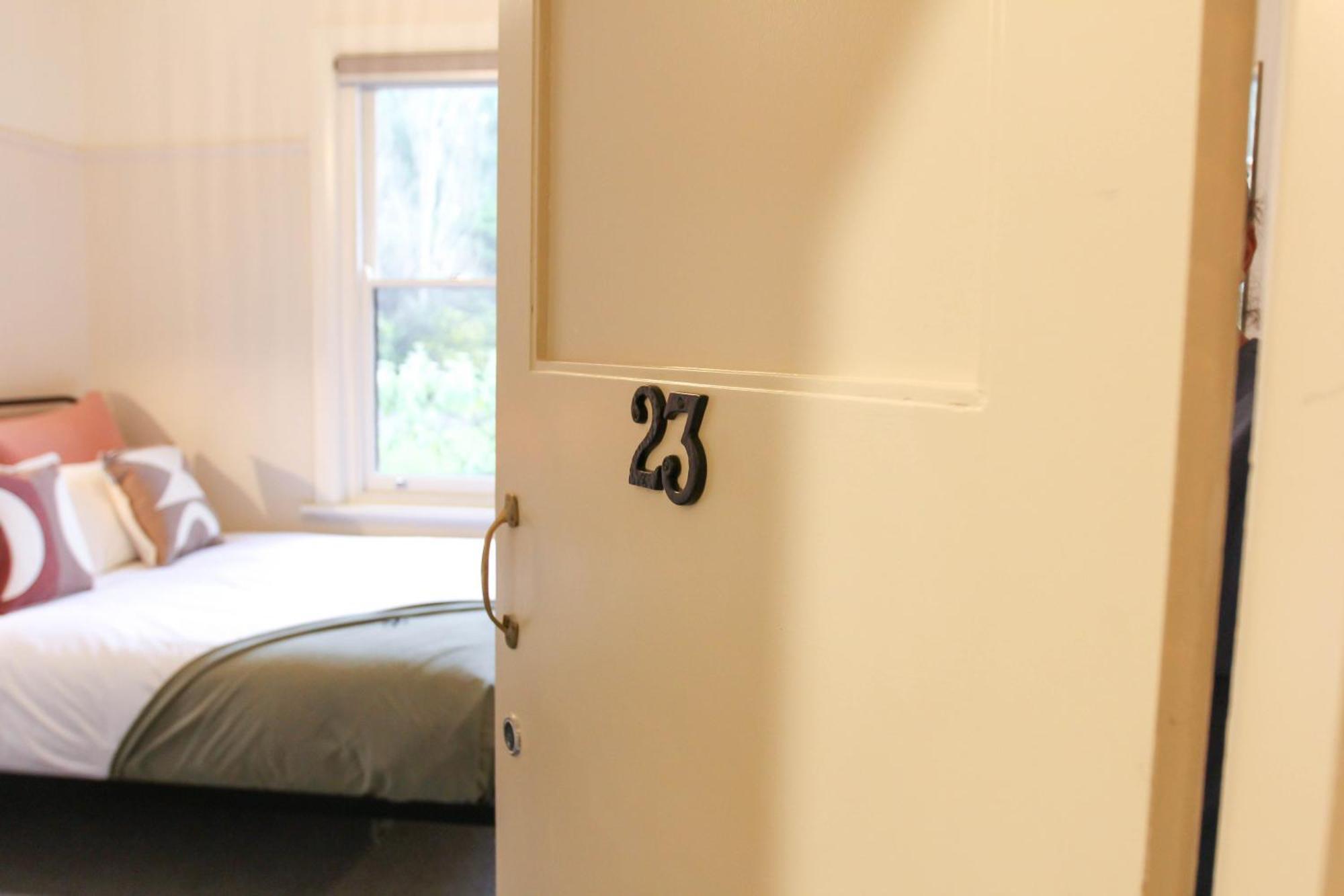Alpine Hotel, Eat Drink Sleep واربورتون المظهر الخارجي الصورة
