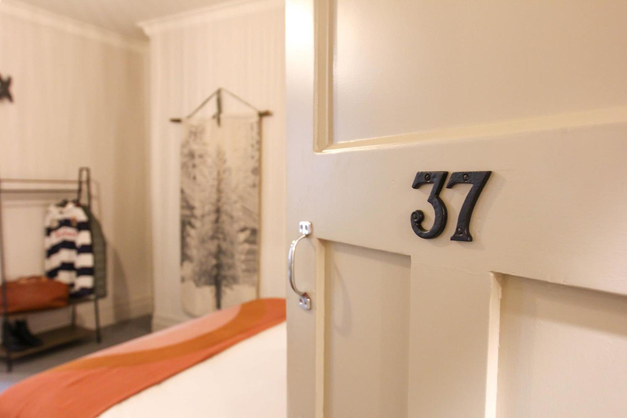 Alpine Hotel, Eat Drink Sleep واربورتون المظهر الخارجي الصورة