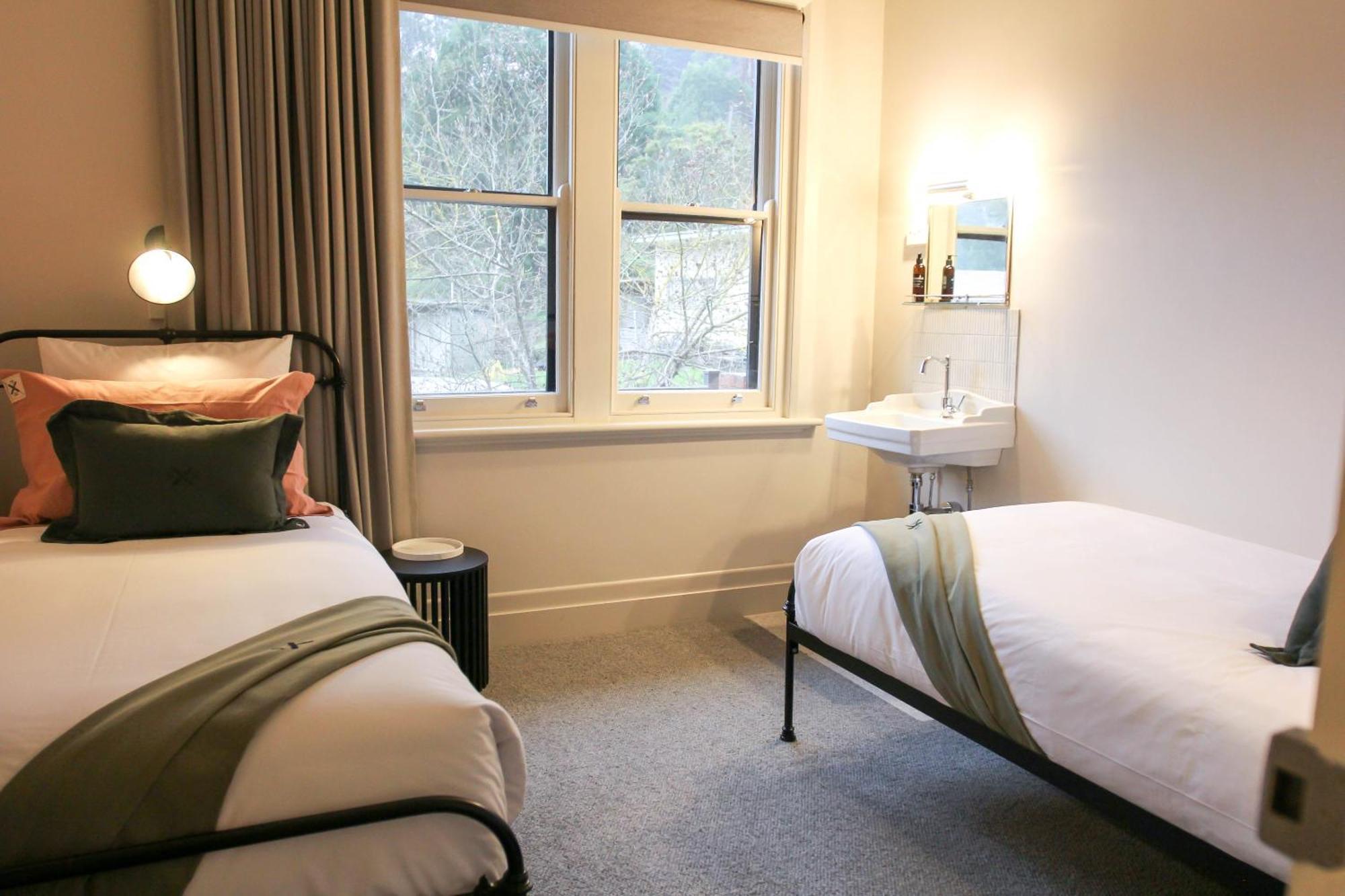 Alpine Hotel, Eat Drink Sleep واربورتون المظهر الخارجي الصورة